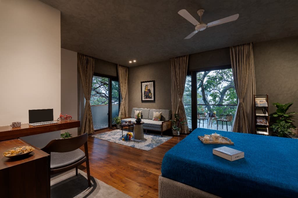 Bedroom Suite with Tree-Canopy Balcony
