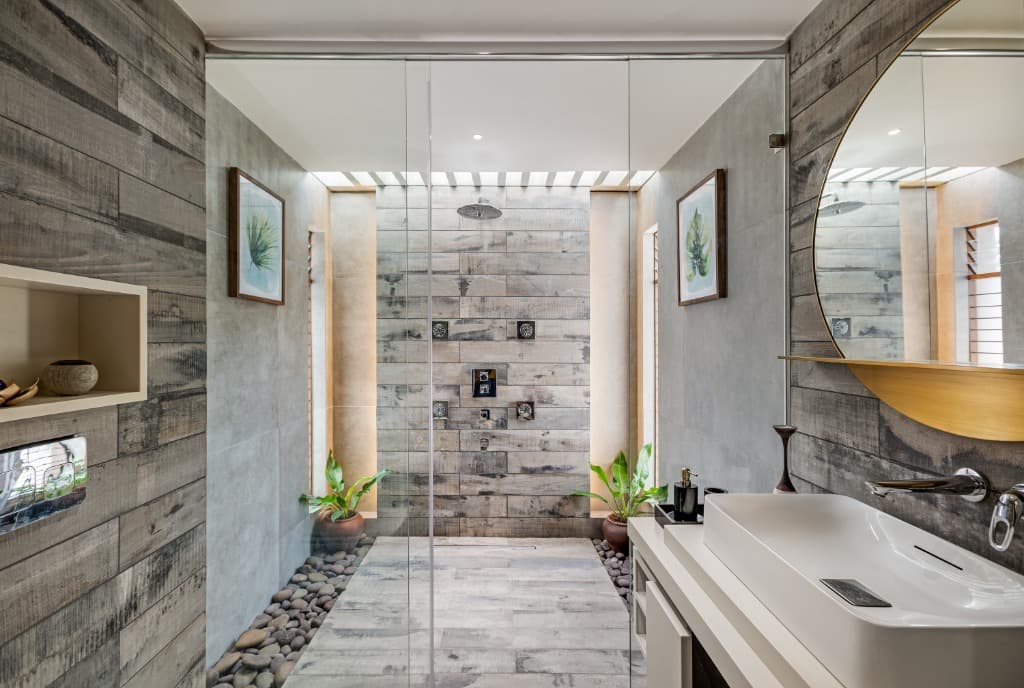 Skylit Master Spa Ensuite with Pebble Borders