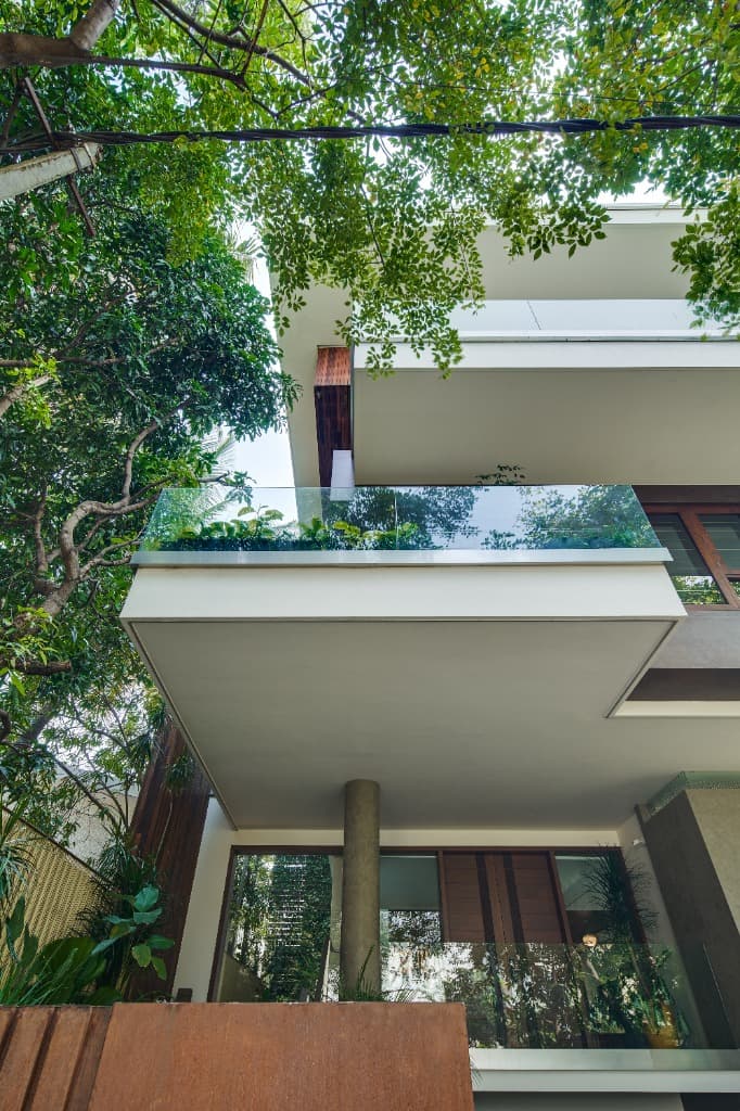 Monolithic Cantilever Facade & Concrete Column