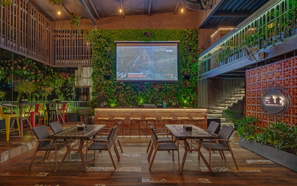 Central Dining Room & Live Broadcast Wall