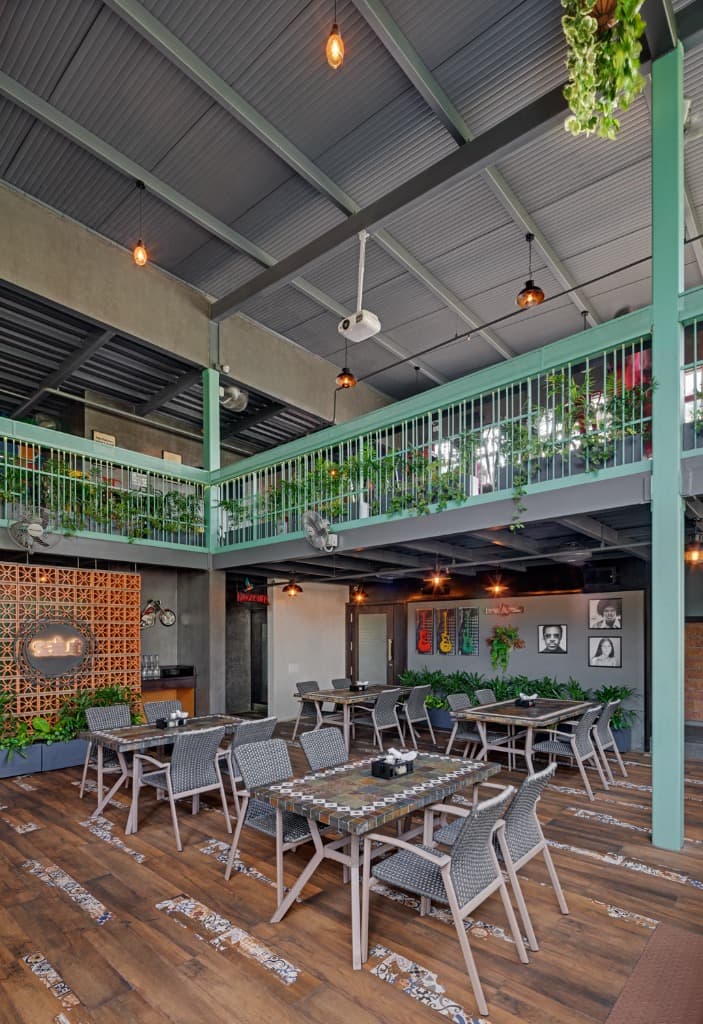 Mezzanine Dining Atrium & Ivy Balustrade